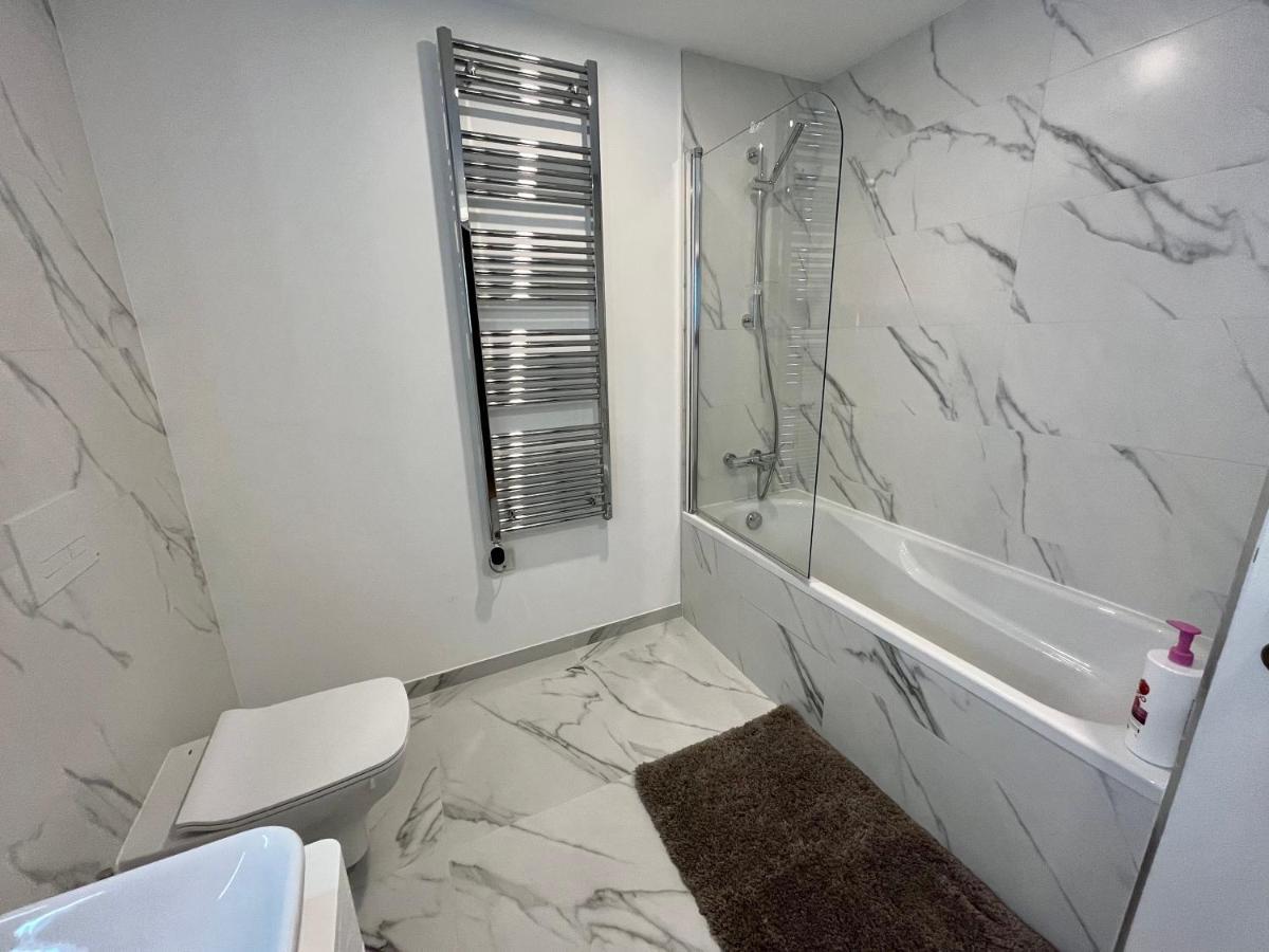 Modern Apartment With Spa And Pool غيبرالتار المظهر الخارجي الصورة