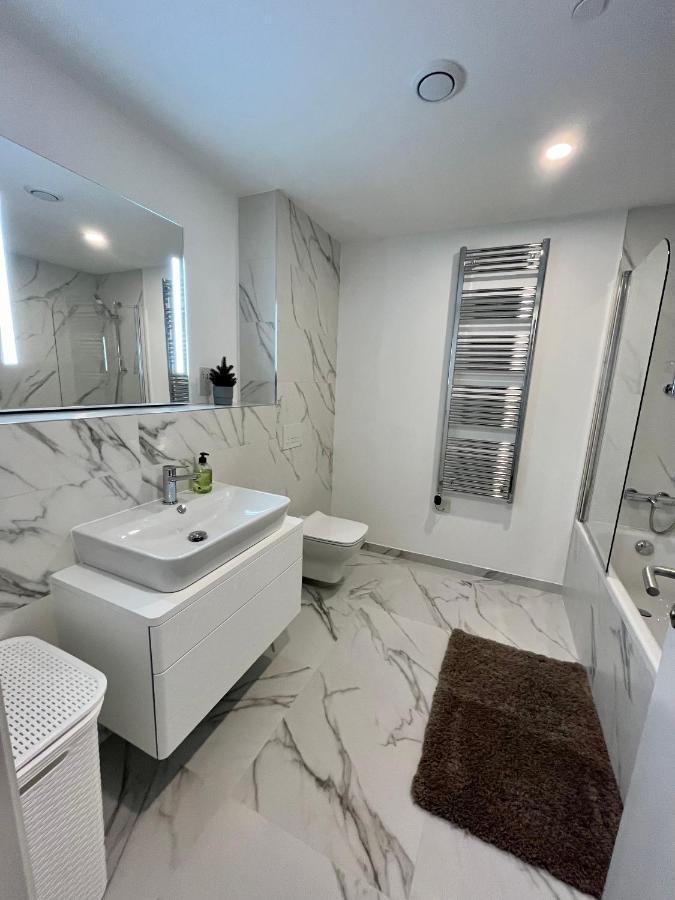 Modern Apartment With Spa And Pool غيبرالتار المظهر الخارجي الصورة