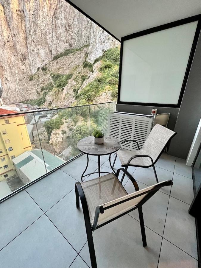 Modern Apartment With Spa And Pool غيبرالتار المظهر الخارجي الصورة